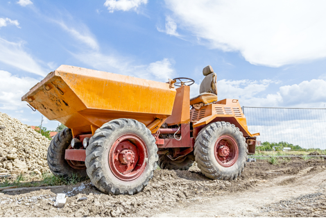 Forward Tipping Dumper (N204) – NPORS Accredited Course Operator driving forward tipping dumper safely on construction site during NPORS N204 training