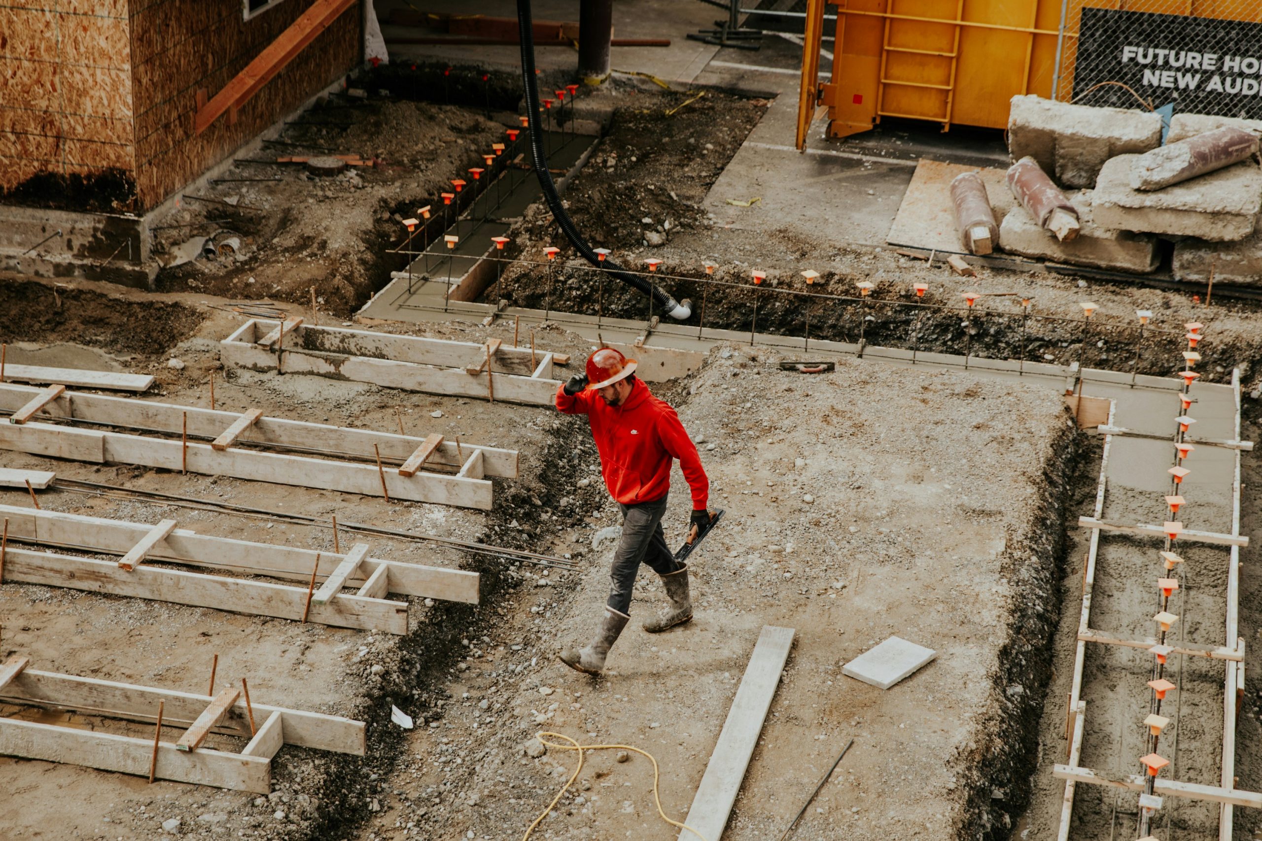 Excavation Marshall – Banksperson (N027) – NPORS Accredited Course Excavation marshall directing excavator operator during NPORS N027 training