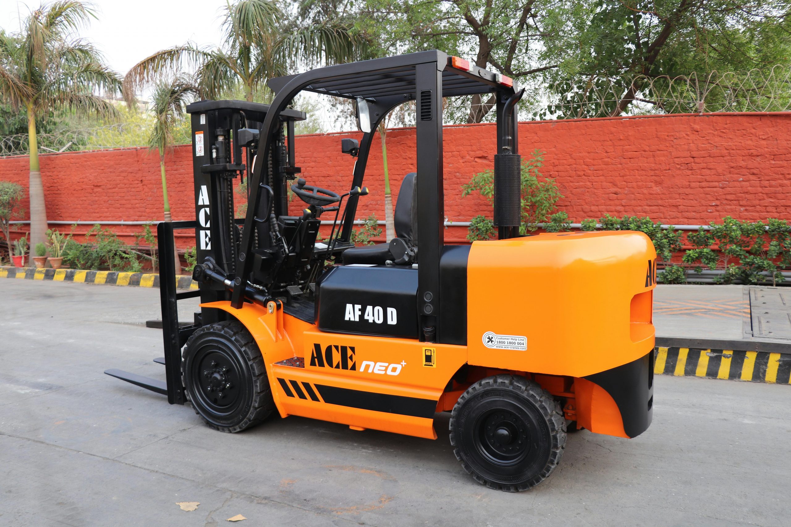 Industrial Counterbalance Lift Truck (N001) – NPORS Accredited Course 2 Counterbalance lift truck navigating outdoor yard during NPORS forklift course