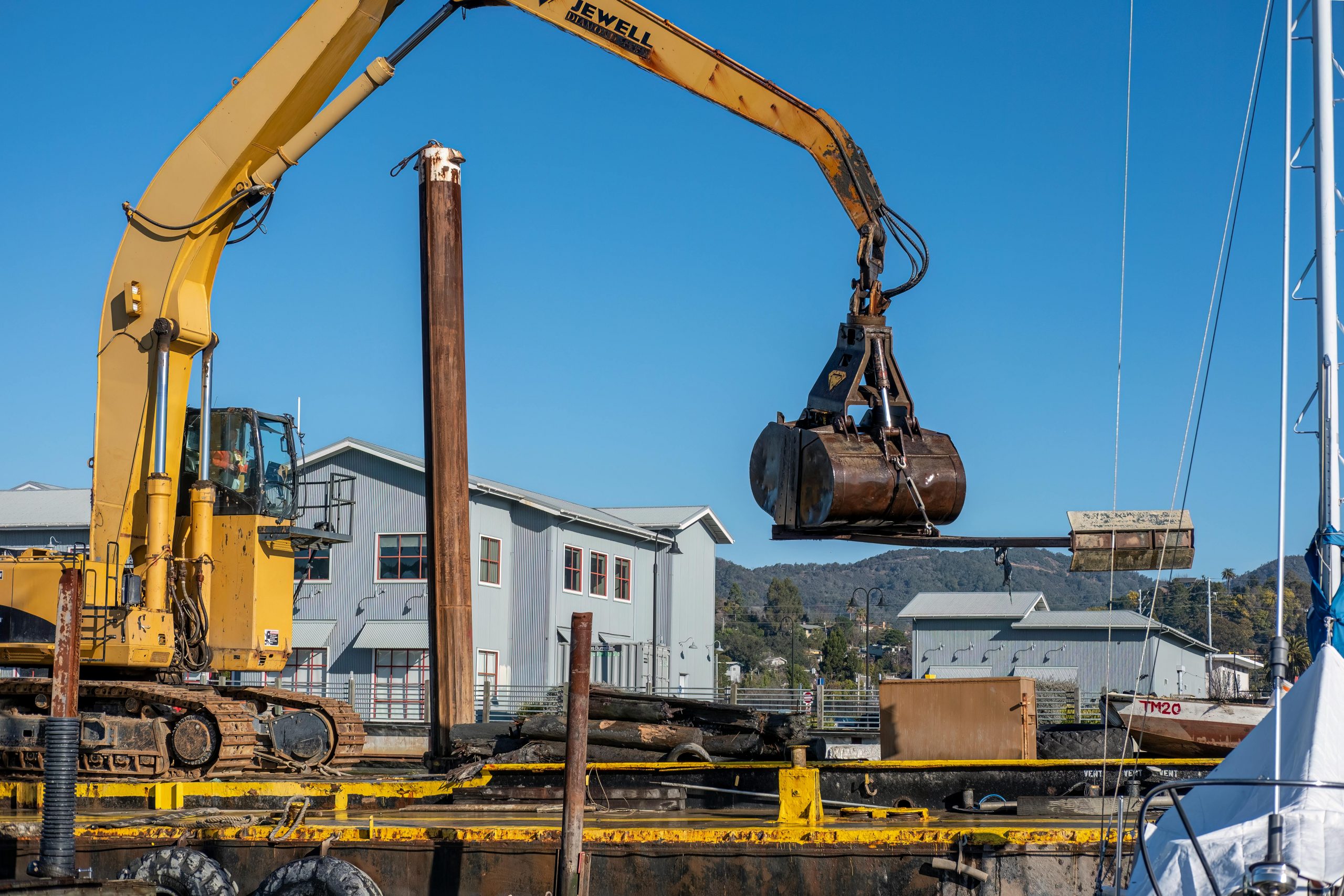 Excavator performing lifting operation during CPCS A59c training with certified plant operator