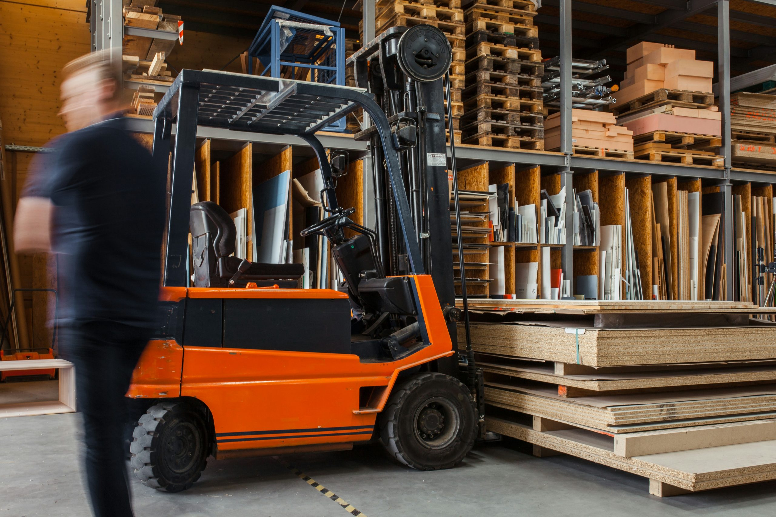 Industrial Counterbalance Lift Truck (N001) – NPORS Accredited Course Trainee operating counterbalance forklift during NPORS N001 training in warehouse setting