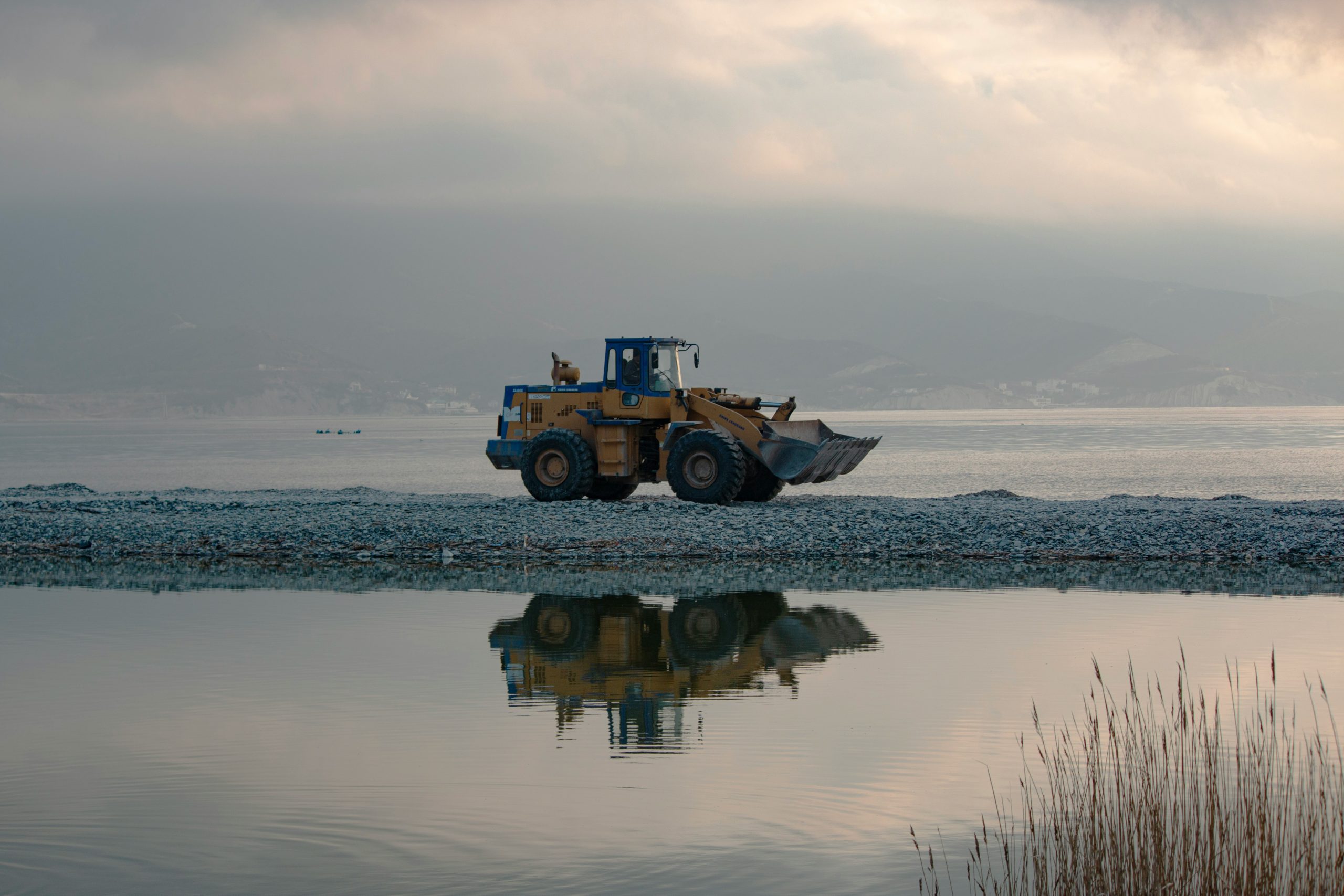 Dozer (N215) – NPORS Accredited Course Operator expertly driving dozer during NPORS N215 training on construction site