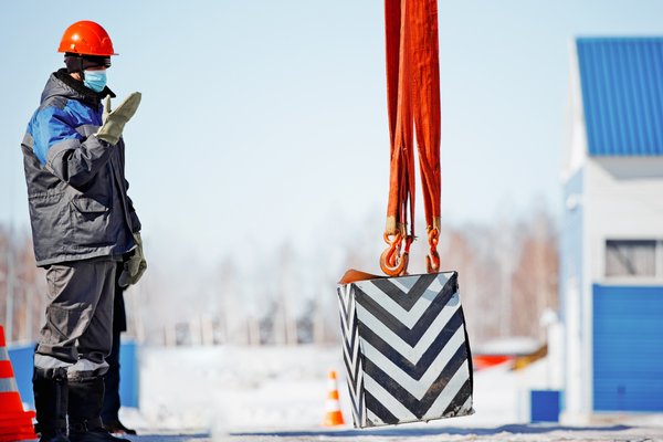 Certified slinger-signaller directing crane operations during NPORS N402 training